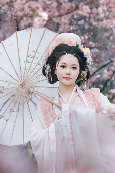 珠光点染三白妆，墨云深处见芳华